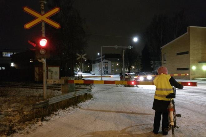 Vaasan Pitkäkadulla tasoristeyksen puomi jumitti tiistai-iltana kello seitsemän jälkeen. Kuva: Minna Hirvelä