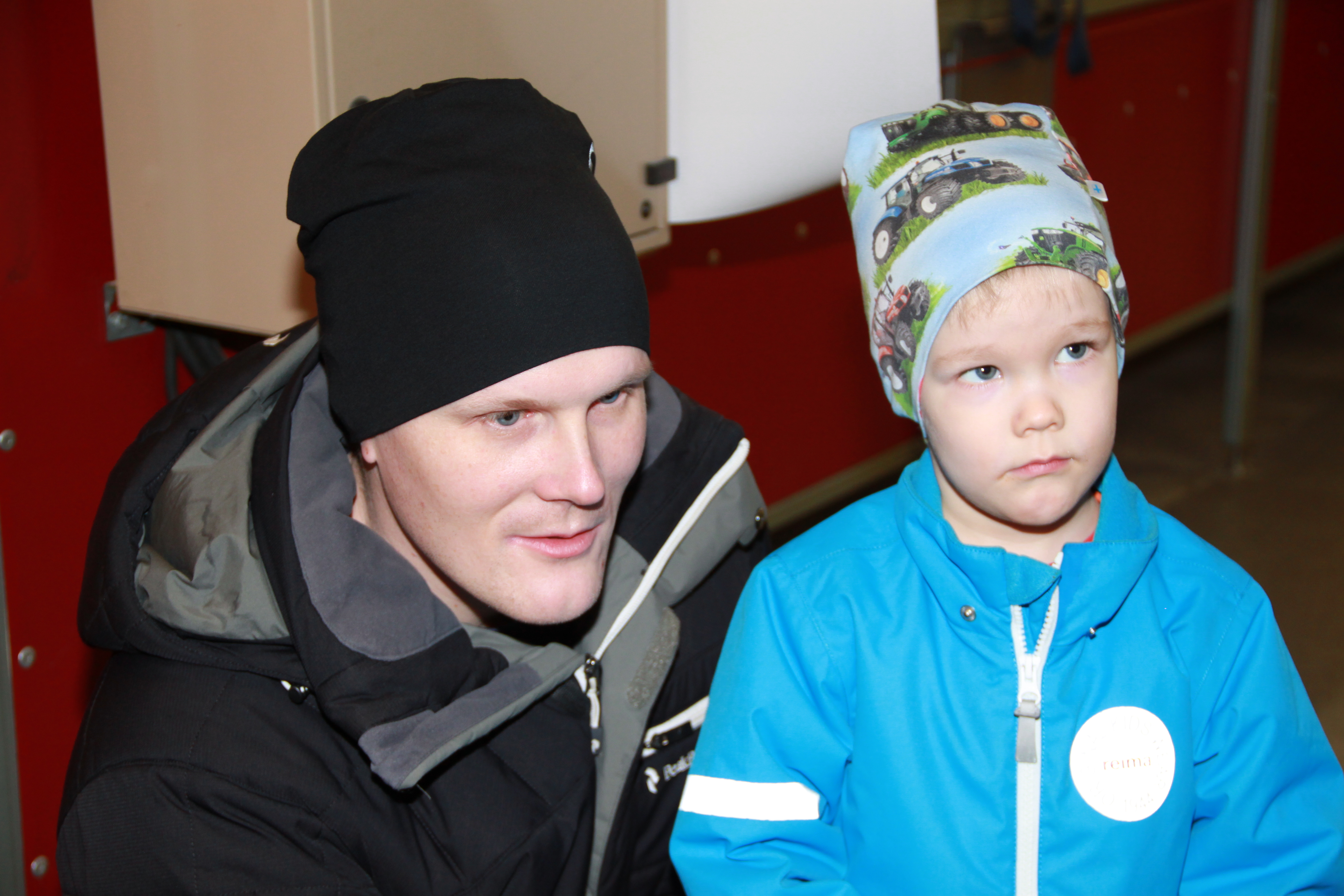 Missä on kodin vaaran paikat? Sitä selvittävät Jesperi ja isänsä Jarmo Kelahaara.