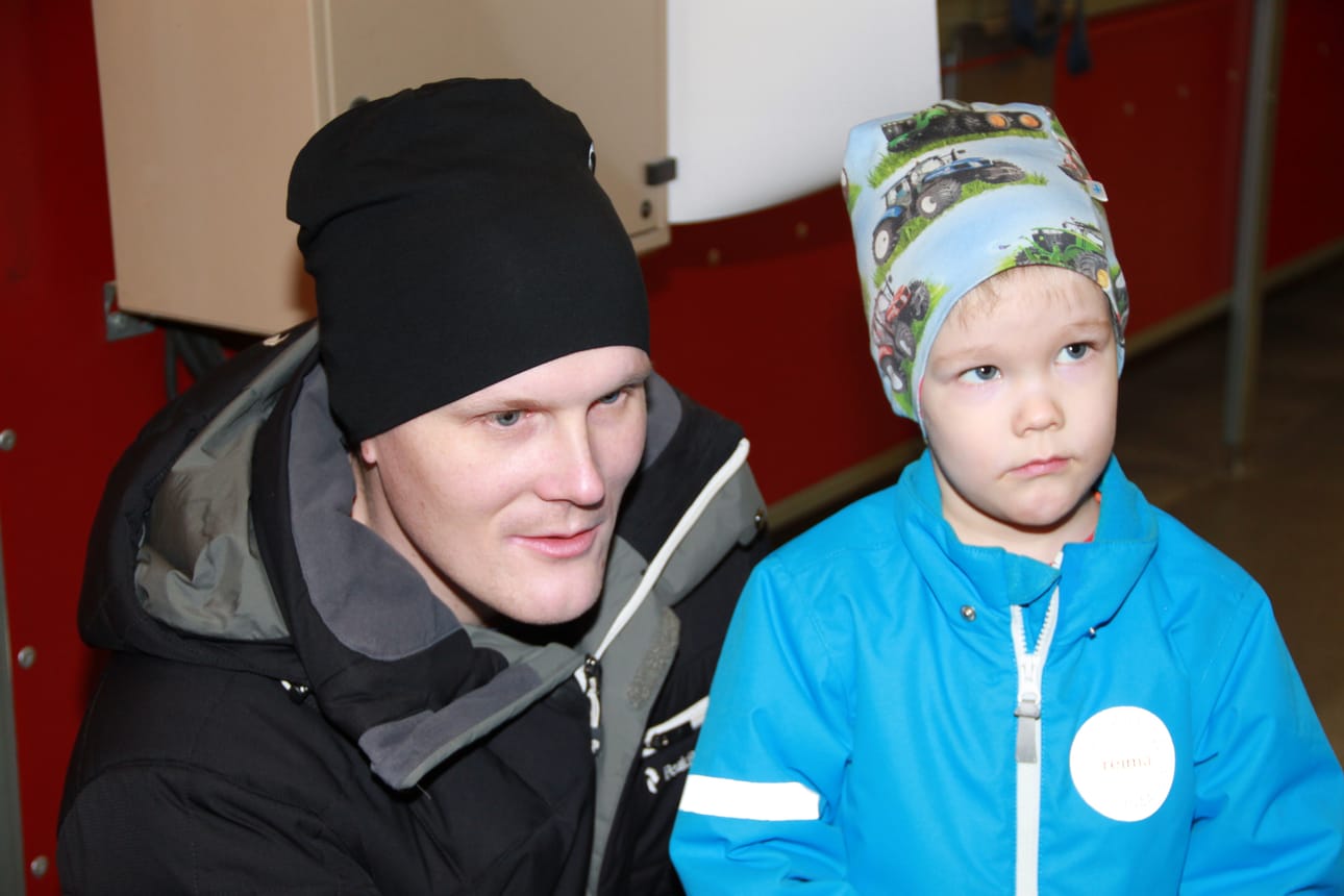 Missä on kodin vaaran paikat? Sitä selvittävät Jesperi ja isänsä Jarmo Kelahaara.