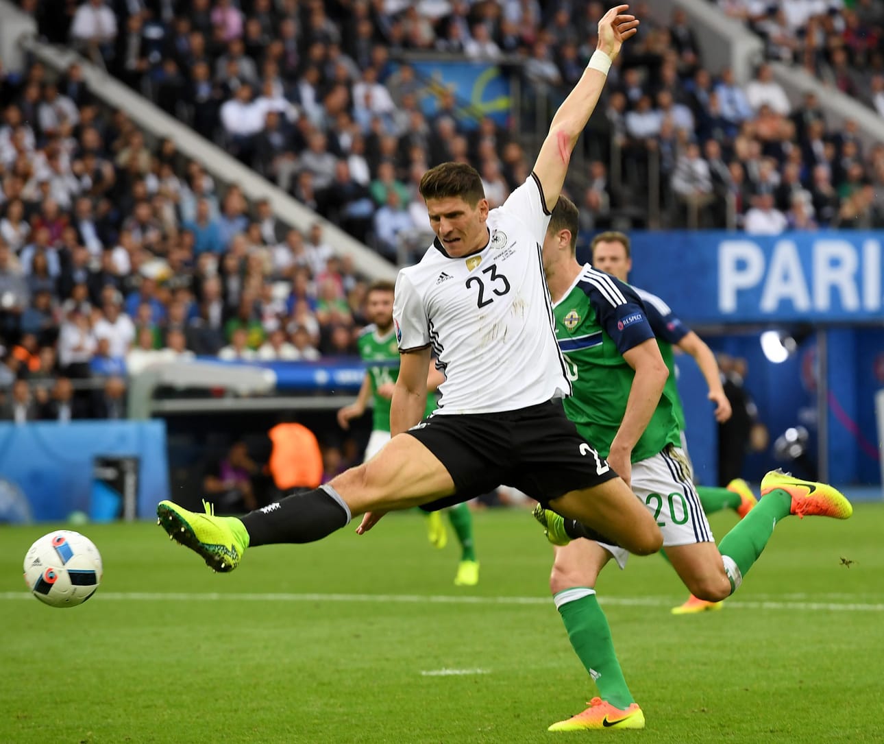 Saksan Mario Gomez teki voittomaalin Pohjois-Irlannin verkkoon.