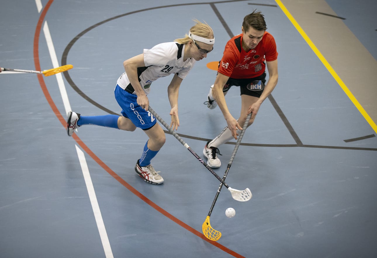 Limingan Niittomiesten Roope Koistinen (oik.) vei pallon Karhujen Tuomas Huhtalan nenän edestä.