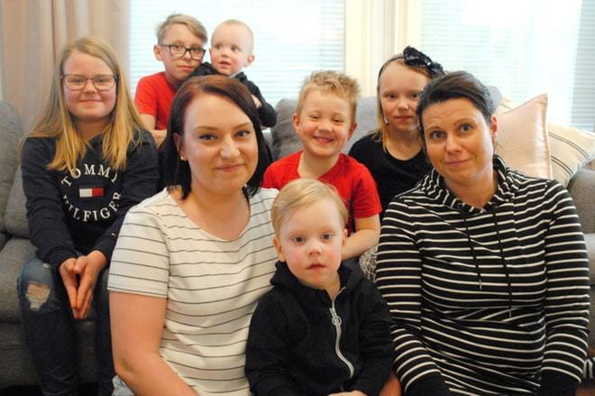 Henna Eeli ja Henna Penttilä kertovat saavansa toisiltaan vertaistukea. Äitien kanssa kuvassa ovat Emilia, Eetu ja Iivari, Eemeli, Hilda sekä Akseli. KUVA:EEVA-LIISA KULJU