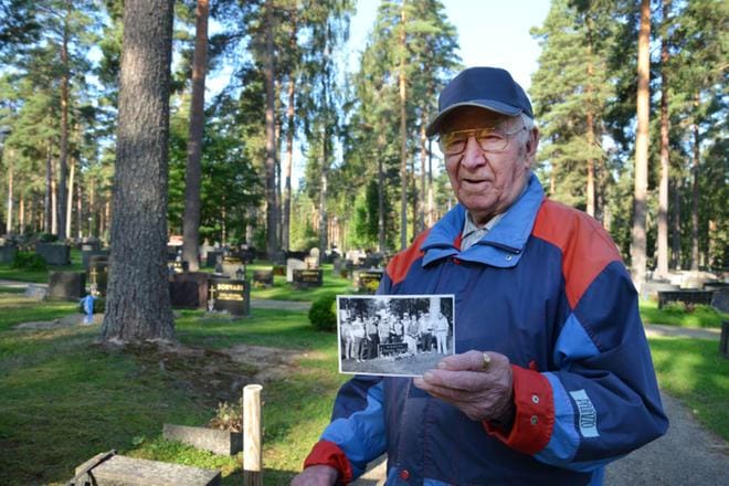 Alajärven vanhin mies, 97-vuotias sotaveteraani Eino Takala pitää huolta siitä, että jokainen sodan kokenut veteraani saisi hautakiveensä veteraanimerkin. Kuvassa Eino Takala Hirsikankaan hautausmaalla kädessään 10.8.1994 otettu kuva, jossa veteraanit olivat vielä isolla joukolla kiinnittämässä merkkejä veteraaniveljien hautakiviin.