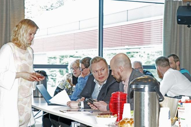 Annukka Hautamäki, kansanedustaja Antti Kurvisen avustaja, sekä kansanedustajat Antti Kurvinen ja Mikko Kärnä tapasivat Kauhavalaisia Härmän Power Palacen Platinassa. Paikalle tuli satakunta ihmistä. Kuva: Johanna Heikkilä