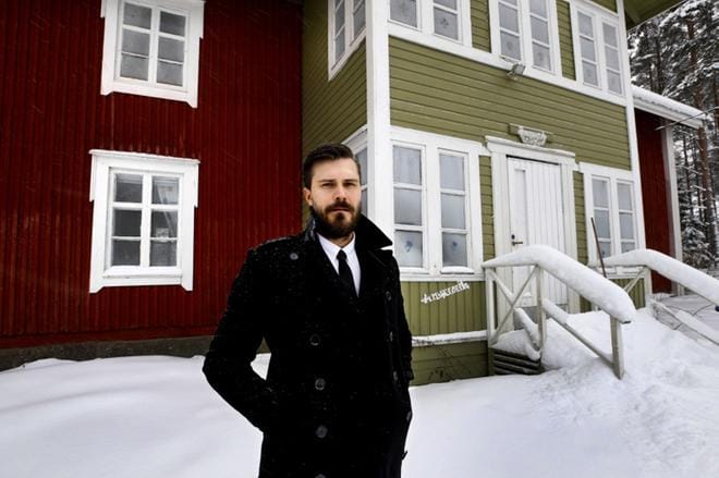 Vimpelin kunnanjohtaja Sam Leijonanmieli on tullut tutuksi monista idearikkaista tempauksistaan. Hänellä on kuitenkin myös selkeä side Järviseudulle, mikä kannusti häntä loikkaamaan armeijasta kunnanjohtajaksi. Alajärven Kurejoella yhä oleva talo oli Leijonanmielen mummola. Siellä hän vietti paljon kesäisin aikaa kunnes isomummi Amalia Juuti menehtyi Leijonanmielen ollessa 10-vuotias. KUVA: JOUKO HÄNNINEN