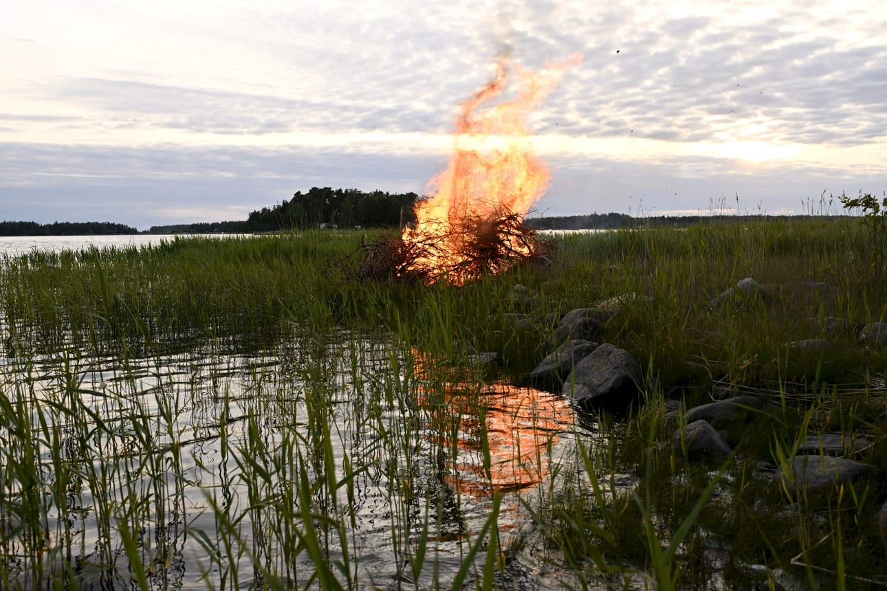 Juhannuskokko paloi juhannusaaton iltana Vaasassa. Juhannuspäivästä on tulossa sateinen suuressa osassa maata. LEHTIKUVA / MIKKO STIG