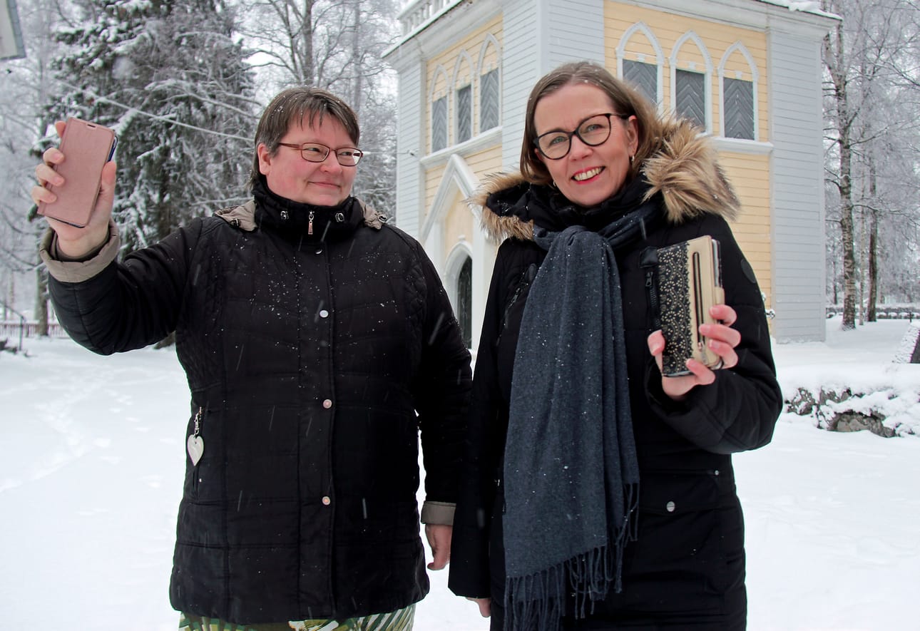 Uusi hanke kohentaa ikäihmisten digitaitoja, kertovat hankkeen rahoitusta hakeneen Kauhavan seurakunnan diakoni Marita Kunnari ja Järviseudun kansalaisopiston digiopettajana toimiva Outi Riihimäki.