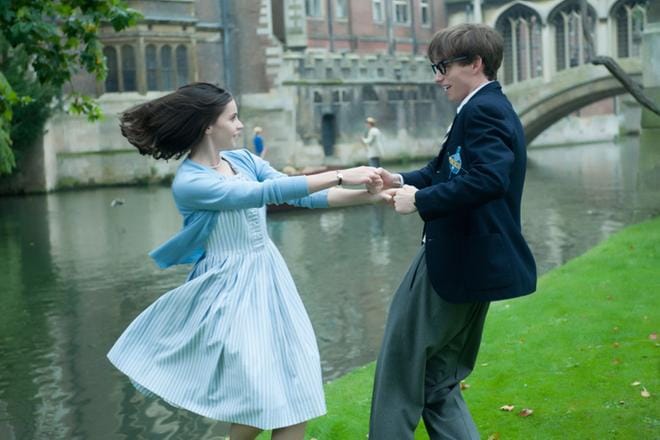 Eddie Redmayne ja Felicity Jones ovat pääosissa astrofyysikko Stephen Hawkingin elämästä kertovassa elokuvassa Kaiken teoria. KUVA: Liam Daniel/TV5