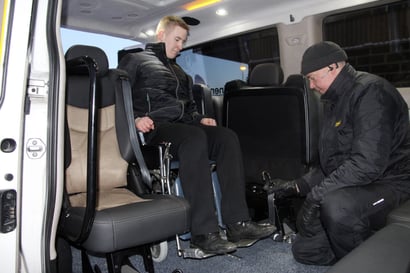 Asiakkaan tarpeet opitaan samaistumalla vammaan – Oulun Eteläisen alueella Kela-kyytejä ajavat on jo koulutettu