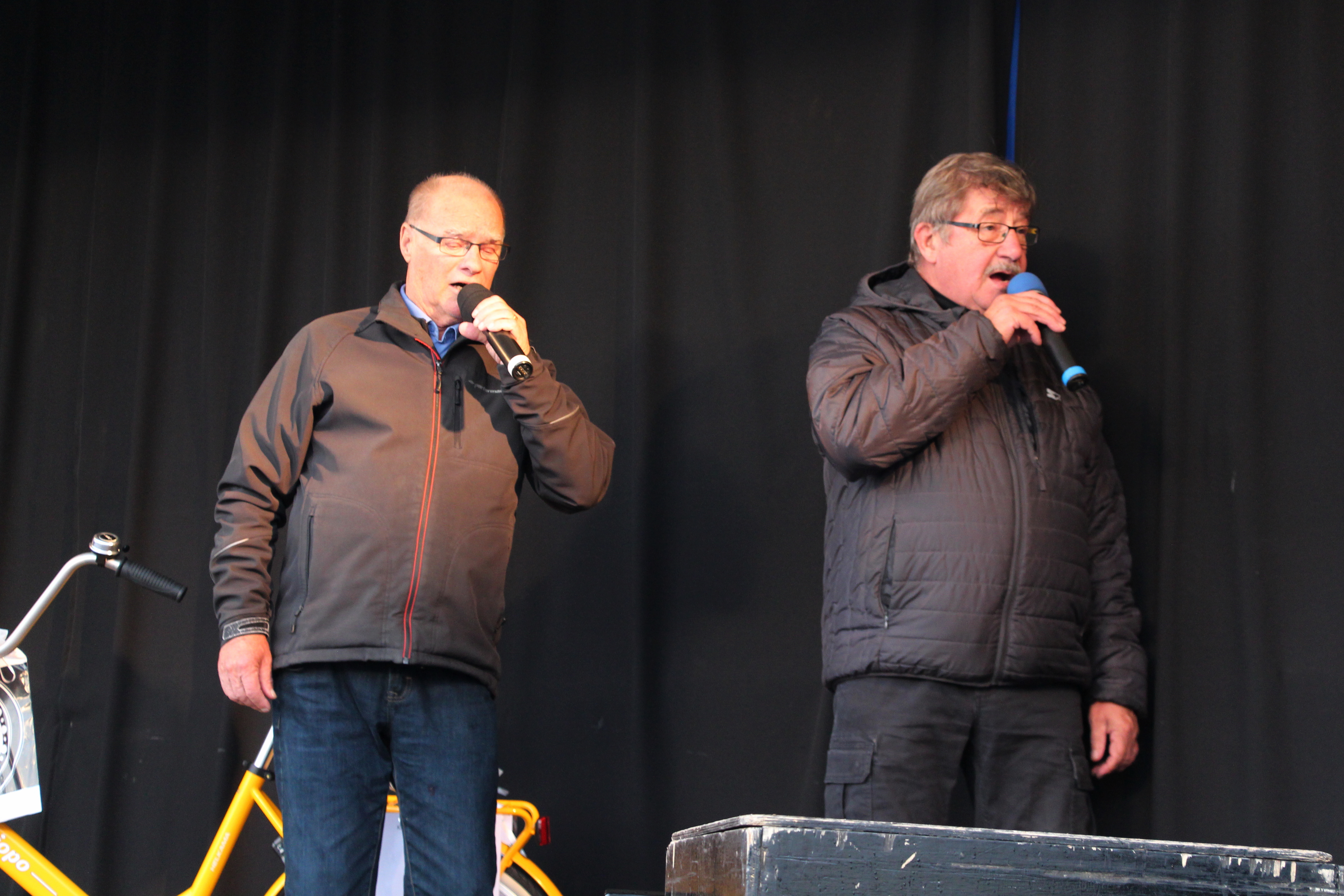 Sauli Toivonen ja Veikko Mäyrä harrastavat karaokea. Villin perjantain karaokelavalla miehet lauloivat duona. 