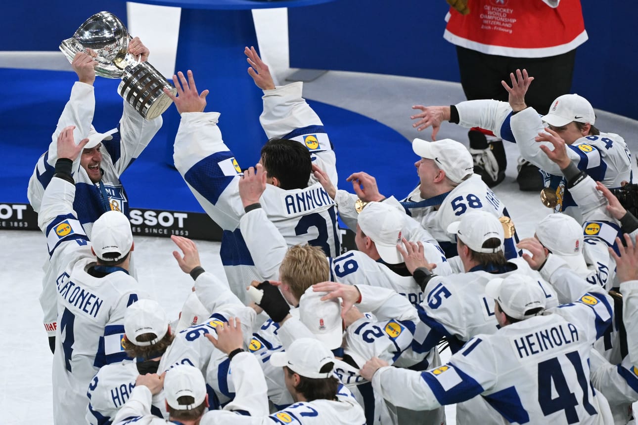 Kapteeni Aleksander Barkov tuuletti mestaruuspokaalilla joukkueensa edessä sen jälkeen, kun jääkiekon maailmanmestaruus oli ratkennut Suomelle jatkoajalla Zürichissa Sveitsissä.