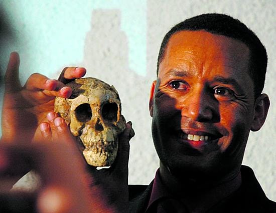 Kaivauksia johtanut tutkija Zeresenay Alemseged esitteli Selamiksi ristityn lapsen pääkalloa Etiopian pääkaupungissa Addis Abebassa.