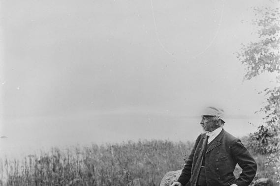 Topelius Majniemessä, kalastajatorpallaan Uudenkaarlepyyn saaristossa. Mökki oli vaatimaton, mutta perhe viihtyi siellä kesäisin. Torppa on Kuddnäsin museon hallinnassa ja sinne on venematka. Kirjailija Gösta Ågren huolehti pitkään paikasta. KUVA: SVENSKA LITTERATURSÄLLSKAPET