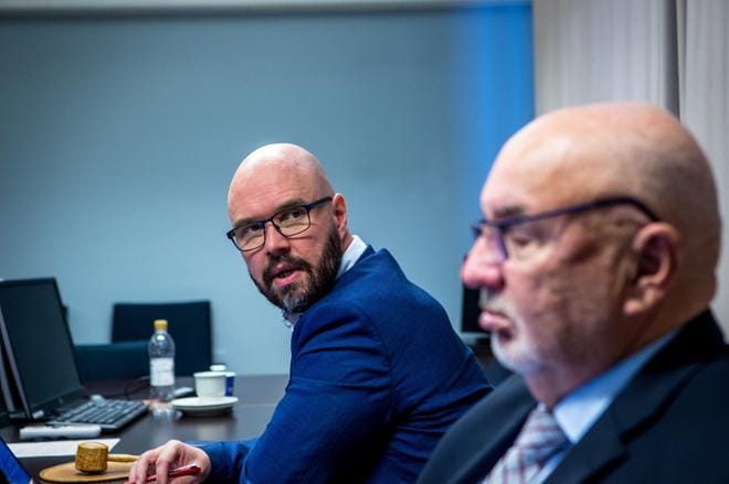 Kim Berg (sd.) sanoo, että Vaasa on valmis antamaan Mustasaarelle vielä yhden mahdollisuuden. Lasse Gästgivarsin (r.) mukaan etukäteen ei tiedä, mitä Mustasaaren valtuusto päättää ensi tiistaina. KUVA: PAULA KASKIMAA