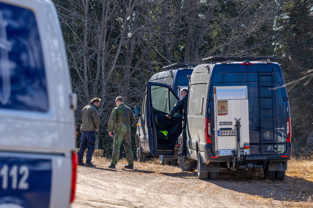 Viranomaisten ajoneuvoja Kouvolassa sunnuntaina aamupäivästä lähellä yhden droonin putoamispaikkaa.