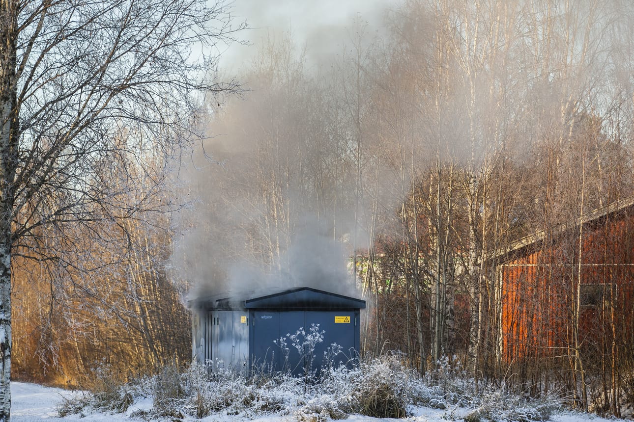 Puistomuuntamo tuhoutui täysin harvinaisessa tulipalossa.