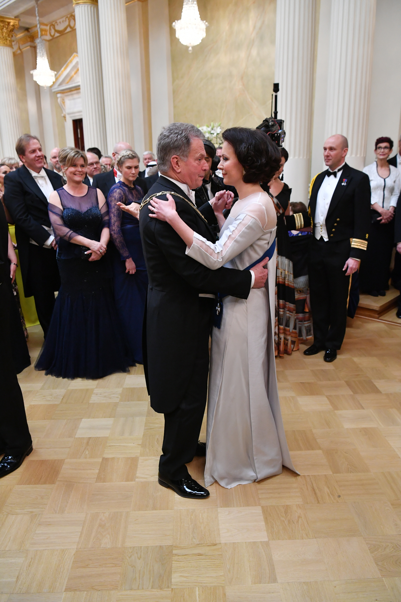 Linnaan on aina tultu eri puolilta maata. Sauli Niinistön mukaan koko maa huomioidaan niin, että illan aikana tullaan näkemään välähdyksiä sieltä täältä Suomesta ja rajojen ulkopuoleltakin.