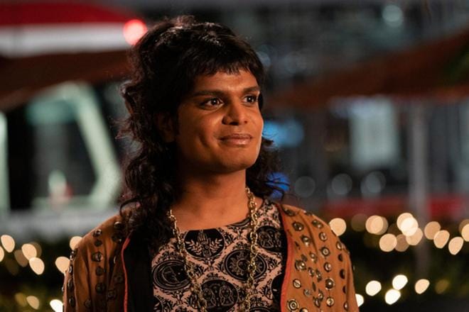 Bilal Baig näyttelee suurisydämistä Sabia sarjassa Sort Of. Sabi haastaa itsensä jäädessään hoitamaan lapsia, joiden äiti on joutunut vakavaan onnettomuuteen.