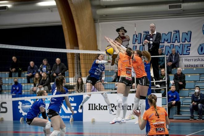 JymyVolleyn Diana Lundvall lyö pallon ohi vierasjoukkueen torjunnan. KUVA: JAAKKO ELENIUS