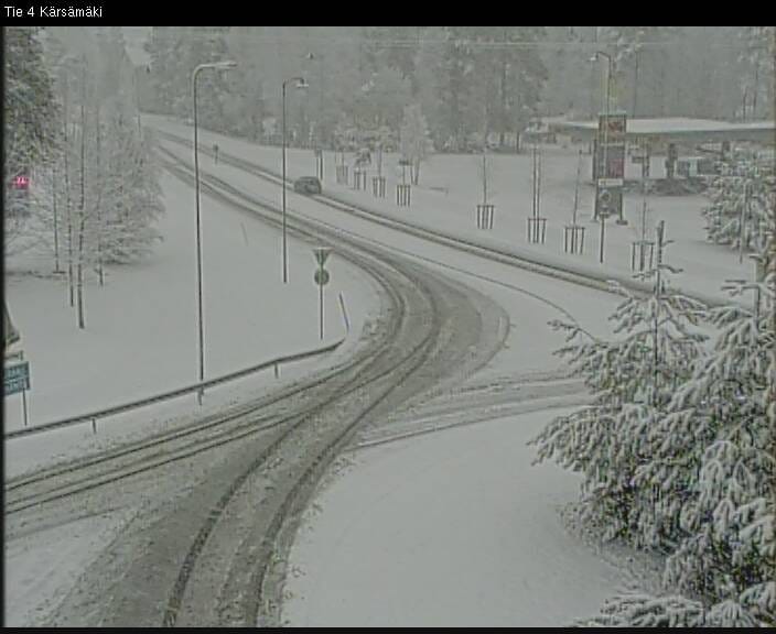 Kärsämäellä maa on saanut valkean peitteen. Kuva kelikamerasta Jyväskyläntieltä kello 6.30.