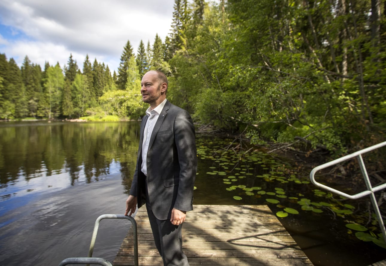 Sininen tulevaisuus piti kokoustaan luonnon helmassa Oulun Pehkolanlammella lauantaina. Sinne Sampo Terho ja muu puolueen johto suuntasi Oulun torilta. Kokous jatkuu sunnuntaina.