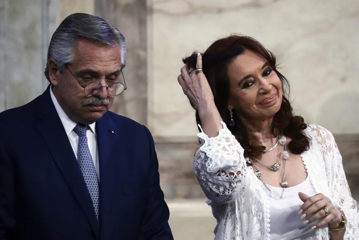 Cristina Kirchner (oikealla) on nykyään Alberto Fernandezin (vasemmalla) varapresidentti. LEHTIKUVA/AFP
