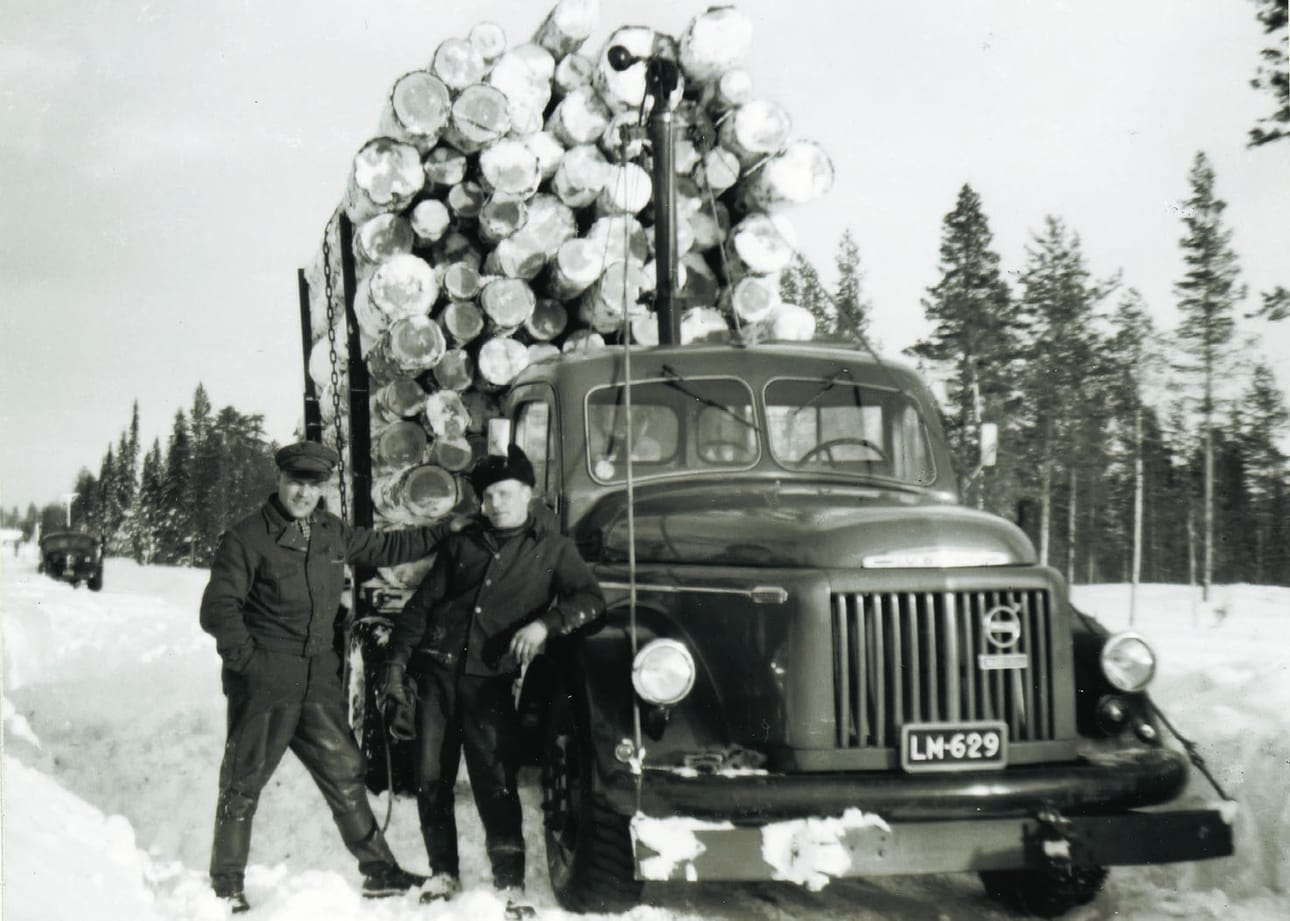 Tuuloman voimalaitosta rakennettaessa hakattiin valtavasti metsää, pelkästään altaan tieltä 4000 hehtaaria. Pauli Bies ja Kalle Saari tukkikuormansa kanssa Ylä-Tuuloman tiellä.