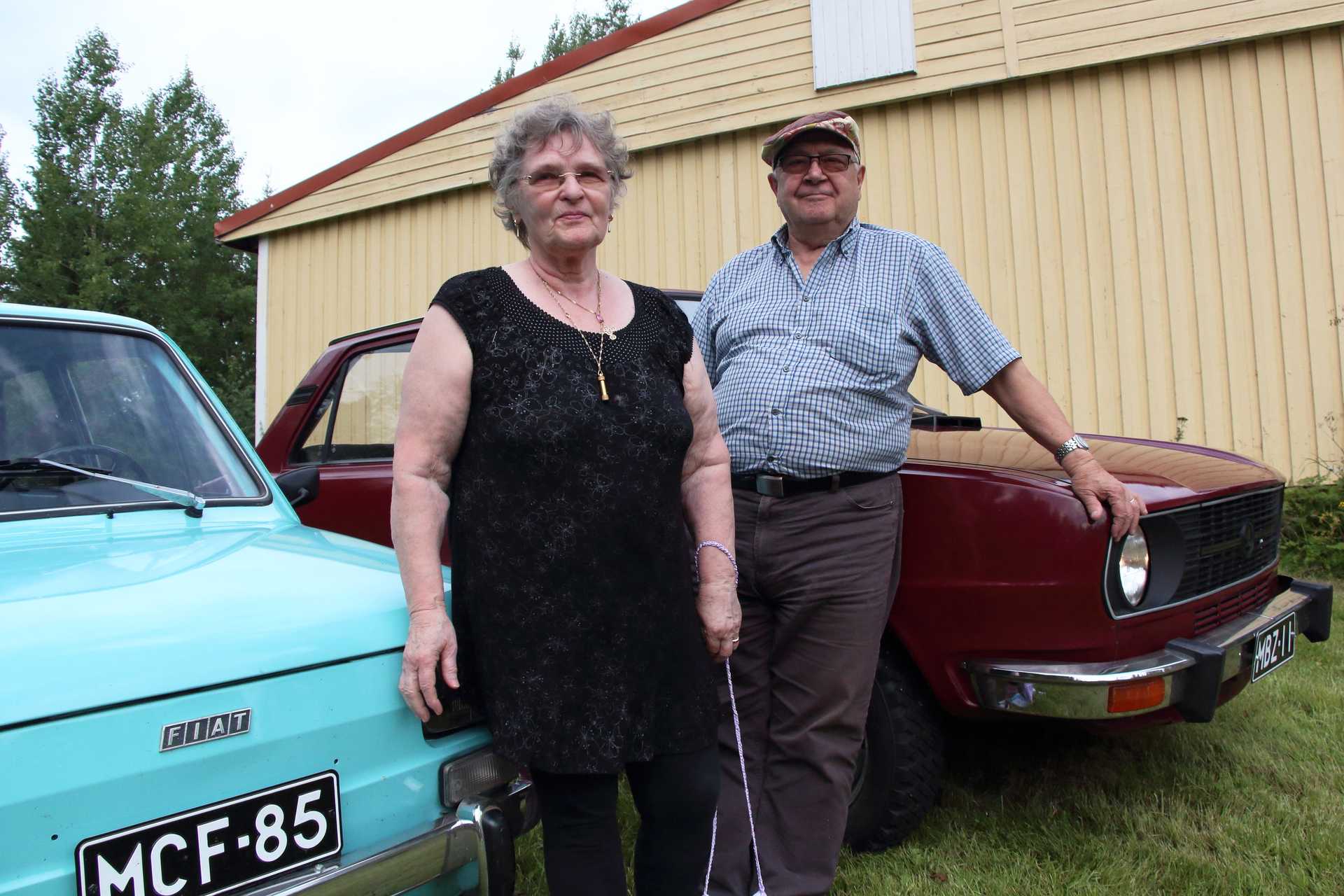 Merijärviset Esteri ja Aimo Salmela arvostavat perinteikkäitä museoautoja, joista pariskunnalla on käytössä Fiat ja Skoda. Museoautot ovat parhaita kyydittäjiä kiireettömillä ajoreissuilla, varsinaiset asiointireissut on nopein hoitaa nykyaikaisella perheautolla.
