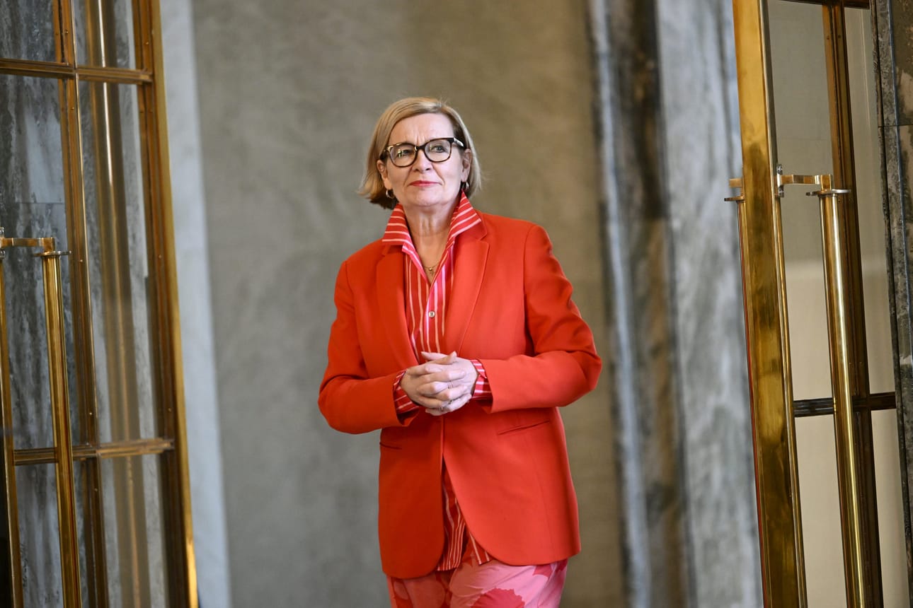 Eduskunnan varapuhemies Paula Risikko (kok.) saapuu eduskunnan vatsatautitartuntaketjua käsittelevään tiedotustilaisuuteen eduskunnassa Helsingissä 12. maaliskuuta 2025.