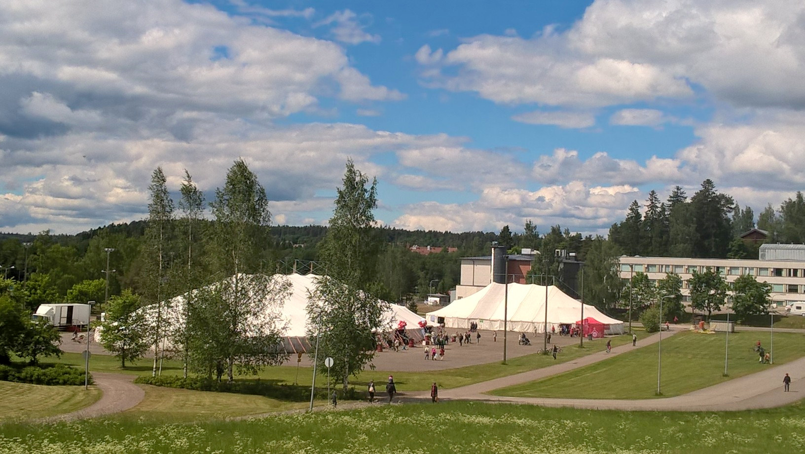 Yleiskuva Vihdin pappilan pihalta Lähetysjuhlien kentälle.
