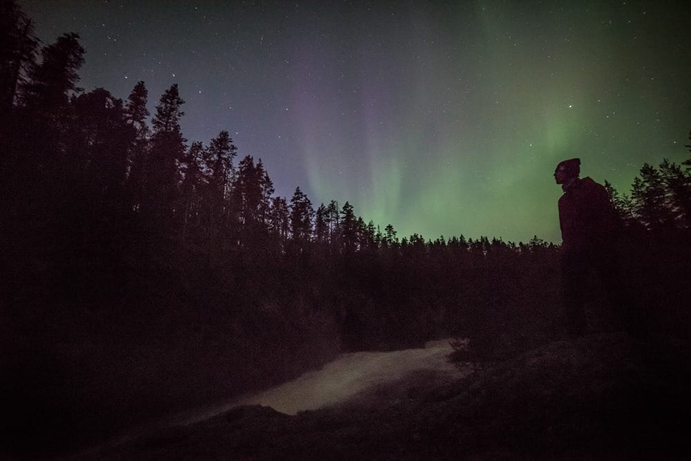 Tänä vuonna ruskasesongin matkailija on voinut nähdä komeita revontulia. Kuva Kiutakönkäältä.