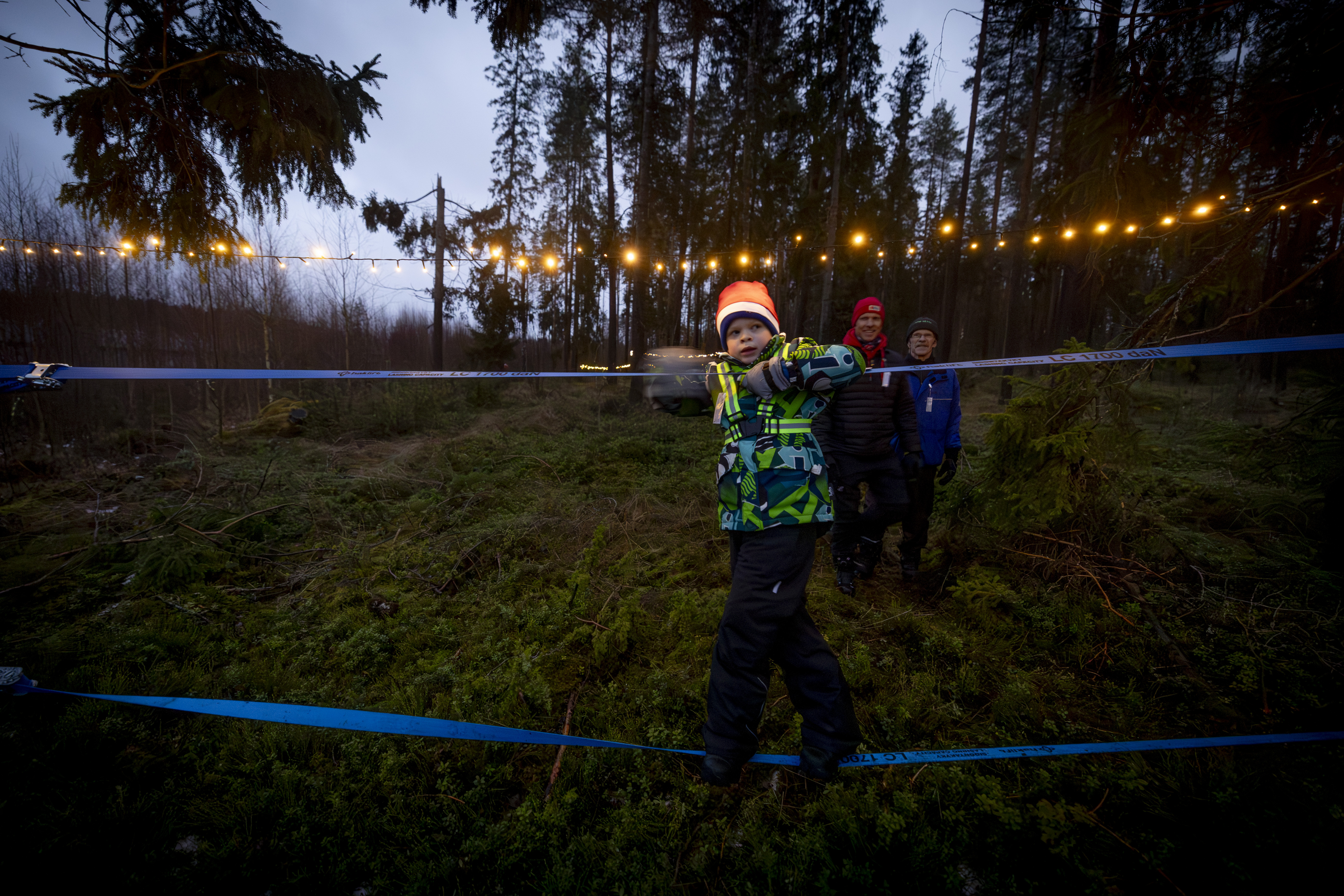 Katso upeat kuvat joulutunnelmasta: Tonttujen temppurata uutuutena Alakylän jouluvaelluksella