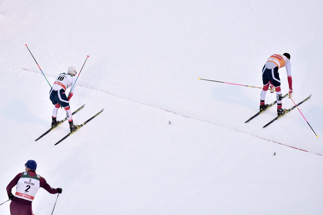 Norjan Johannes Hoesflot Klaebo hallitsi Rukan hiihtoja. Norjalaisnuorukainen jätti sunnuntain takaa-ajokisassa loppukirissä taakseen Martin Johsrud Sundbyn.