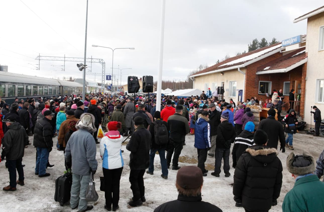 Sähköjunan saapuminen sai kemijärveläiset liikkeelle.