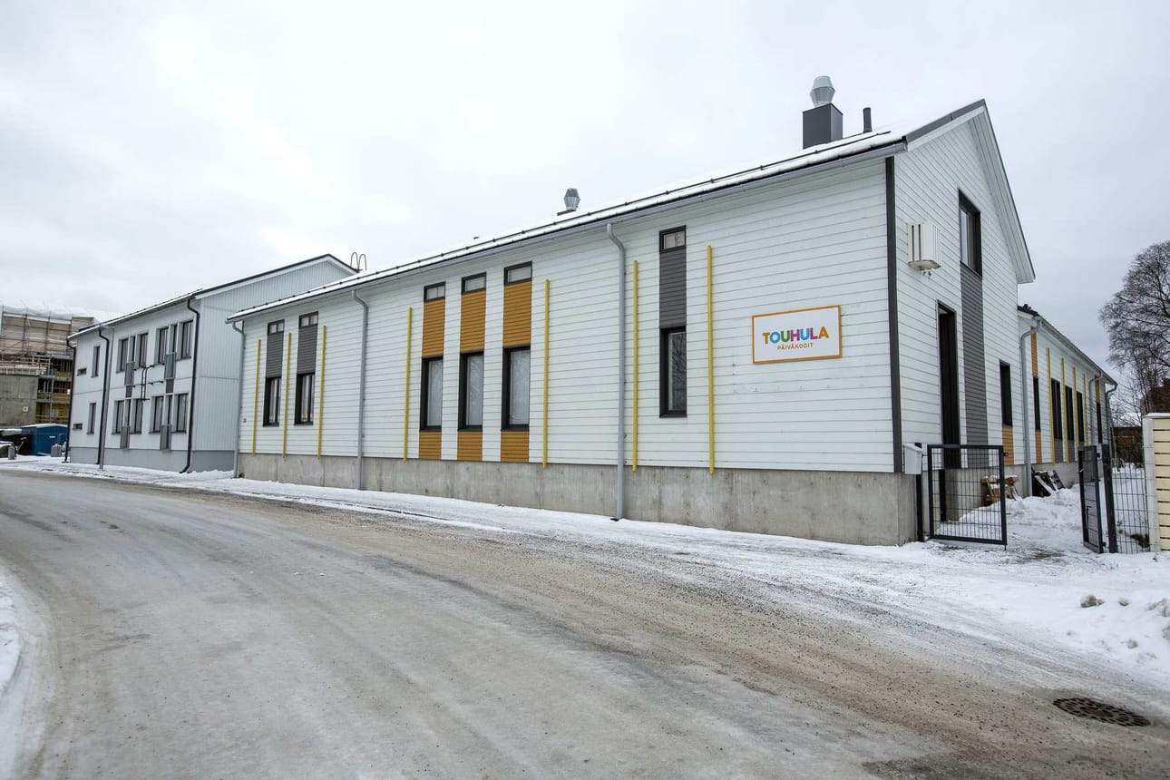 Joulu on jännittävää aikaa varsinkin lapsille. Perjantain kalenteri-ikkunan koristelusta vastaavat päiväkoti Villivekaran lapset. Ikkuna löytyy osoitteesta Palokunnankatu 25.