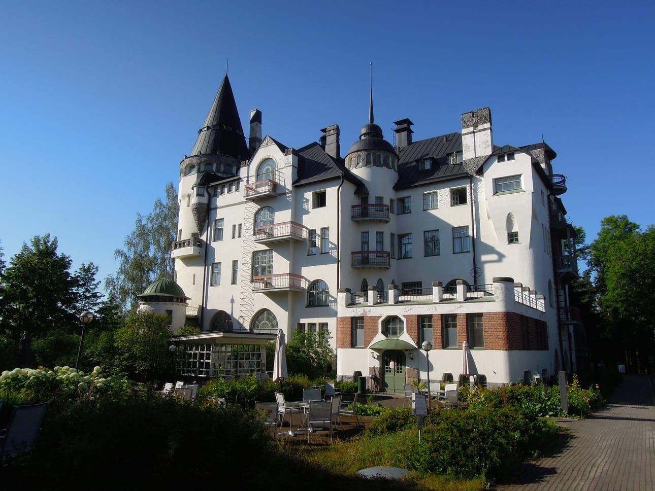 Imatran Valtionhotelli on Imatrankosken partaalla sijaitseva jugendlinna. Se on valmistunut vuonna 1903 ja sen on suunnitellut arkkitehti Usko Nyström.