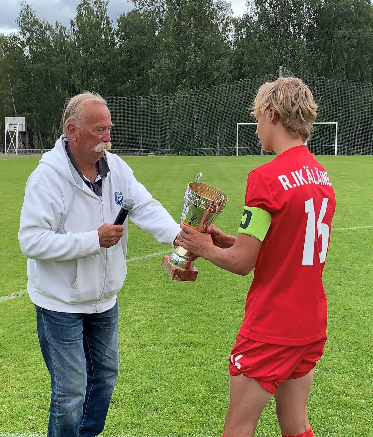 Pekka ”Pule” Ketola ojentaa palkintoa Rasmus Ikäläiselle.