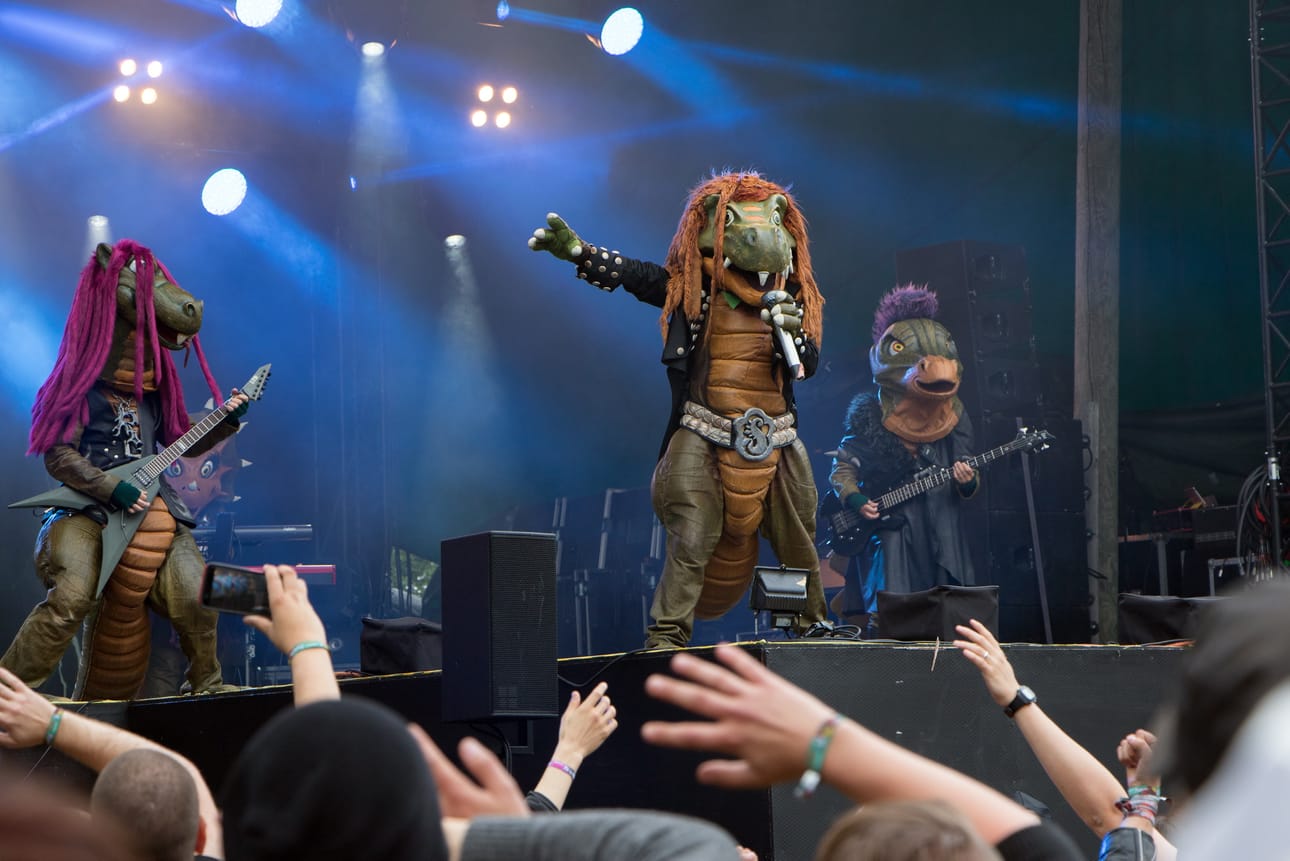 Hevisaurus esiintyi Nummirockissa myös kesällä 2018. Arkistokuva.