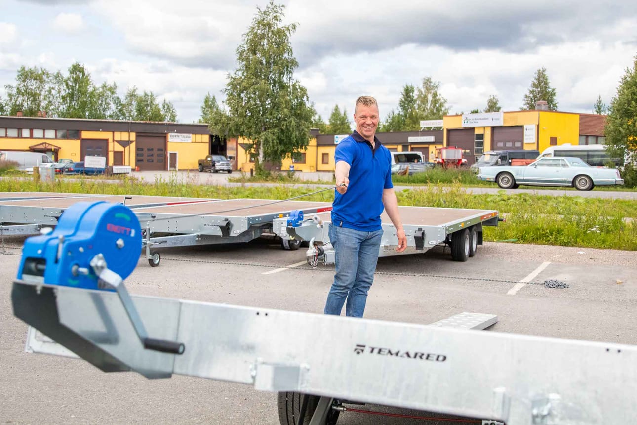 Lakkapään maahantuontiin on valikoitu peruskärryjen lisäksi hyvin laaja trailerivalikoima. ”Verkkokaupastamme löytyy lähes 200 erilaista Temaredin mallia”, esittelee konemyyjä Ari Puhakka.