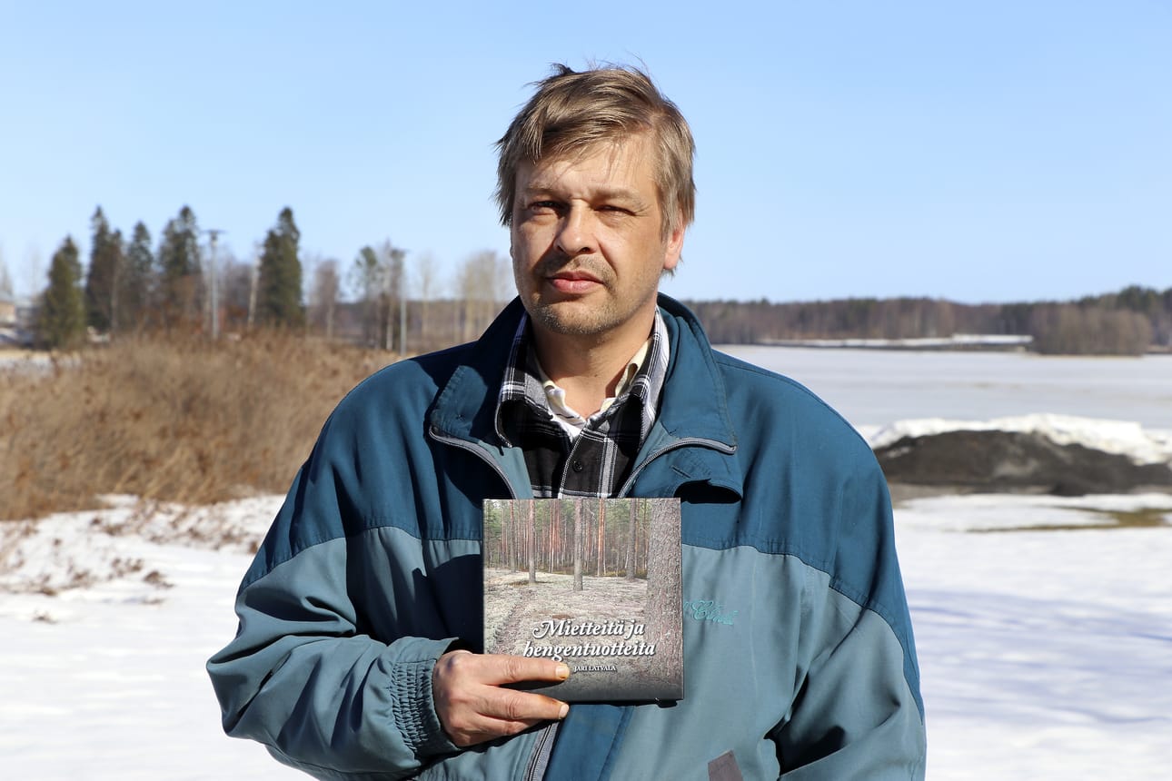 Jari Latvalan kovakantinen omakustannekirja tuli painosta vähän ennen pääsiäistä.