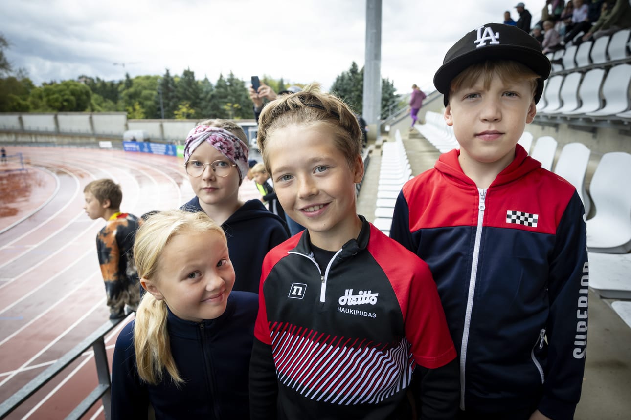 Kerttu Hylkiä, Alisa Paananen, Onni Ukkola ja Aleksi Poijula olivat katsomossa kannustamassa kavereitaan. Ukkola ja Hylkilä kilpailivat 60 metrin juoksussa, Poijula osallistui pituuhyppyyn ja Paananen kilpaili korkeushypyssä.