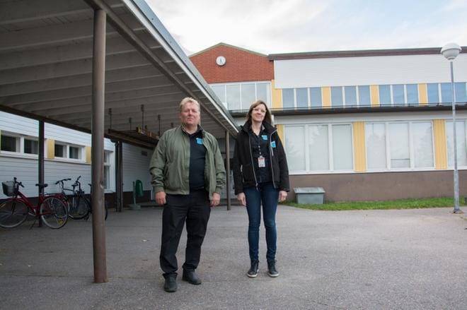 RKM Groupin Vesa Tarkkanen ja Anu Pettersson aloittivat tutkimukset Otsonkoululla syyskuussa. KUVA: JESSICA RISTIMÄKI