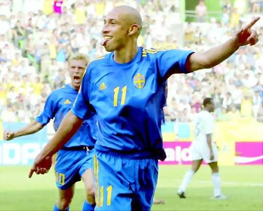 Huomion keskipisteessä. Maalitykki Henrik Larsson on Ruotsissa juuri nyt varsin suosittu henkilö.