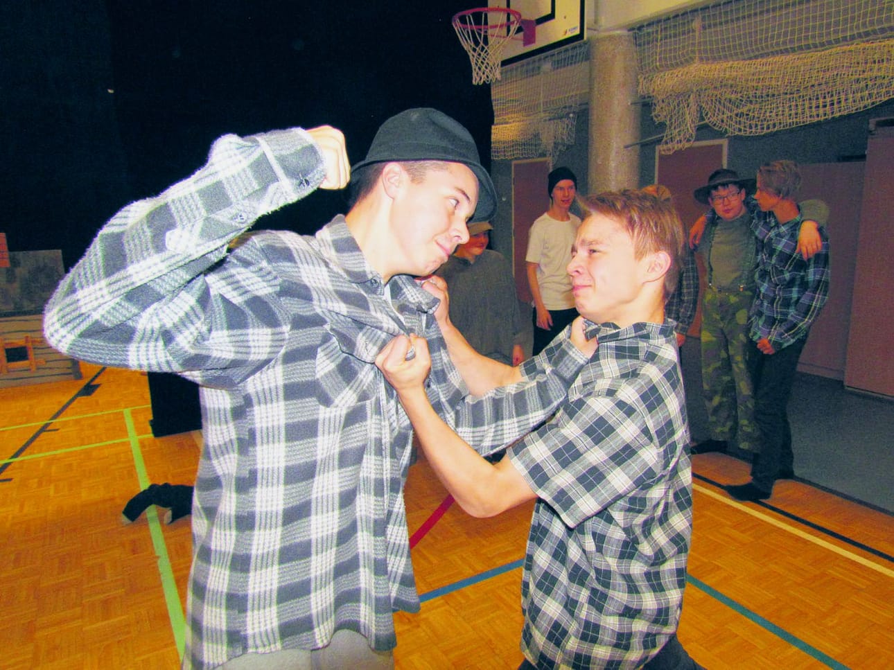 Juhani (Otso keskinen) kurittaa toukolaista (Juhani Luhtavaara).