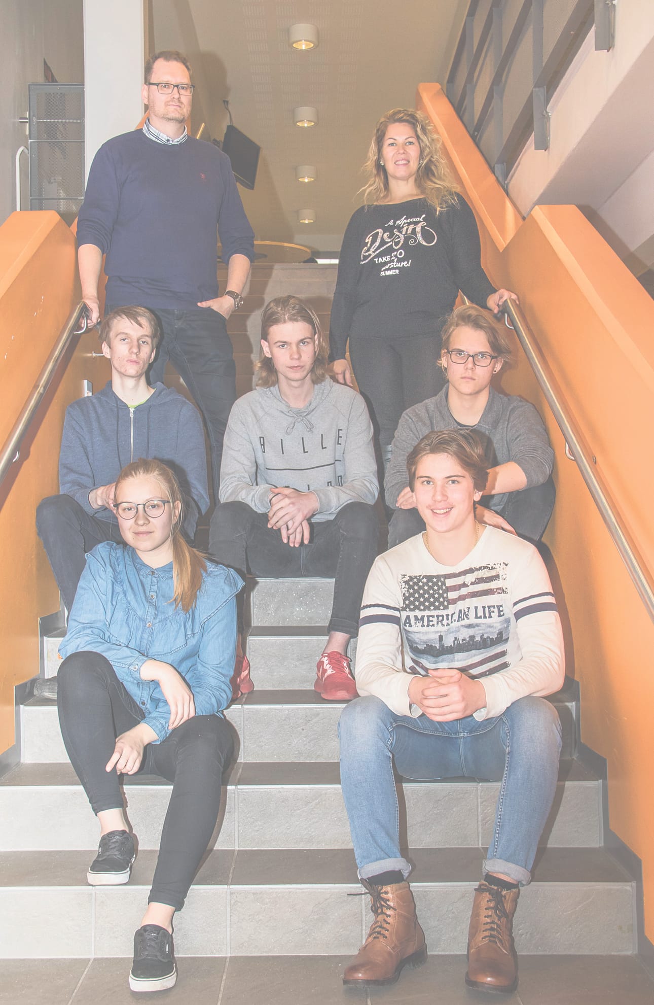 Nuori yrittäjyys -kurssi on rikkonut raja-aitaa yrittäjien ja koulun väliltä. Miika Pöntinen ja Heli Ojamaan (ylärivi) ohjauksessa Petteri Keskikuru, Elmo Pakaslahti, Aleksi Kiviahde, Laura Vänttilä ja Kalle Weissenfelt ovat saaneet hyviä eväitä yrittäjyyteen.
