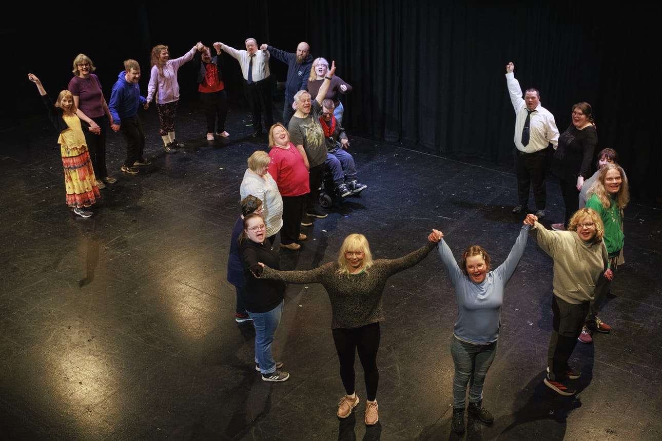 Oulun teatterin Moninaisuuden näyttämön teos on tänä vuonna erityisryhmän esitys Toisiimme nojaten. Uusi teatterikerho on poikkeuksellisen suuri ja tiivis ryhmä, jonka yhteishenki välittyy katsomoon saakka.