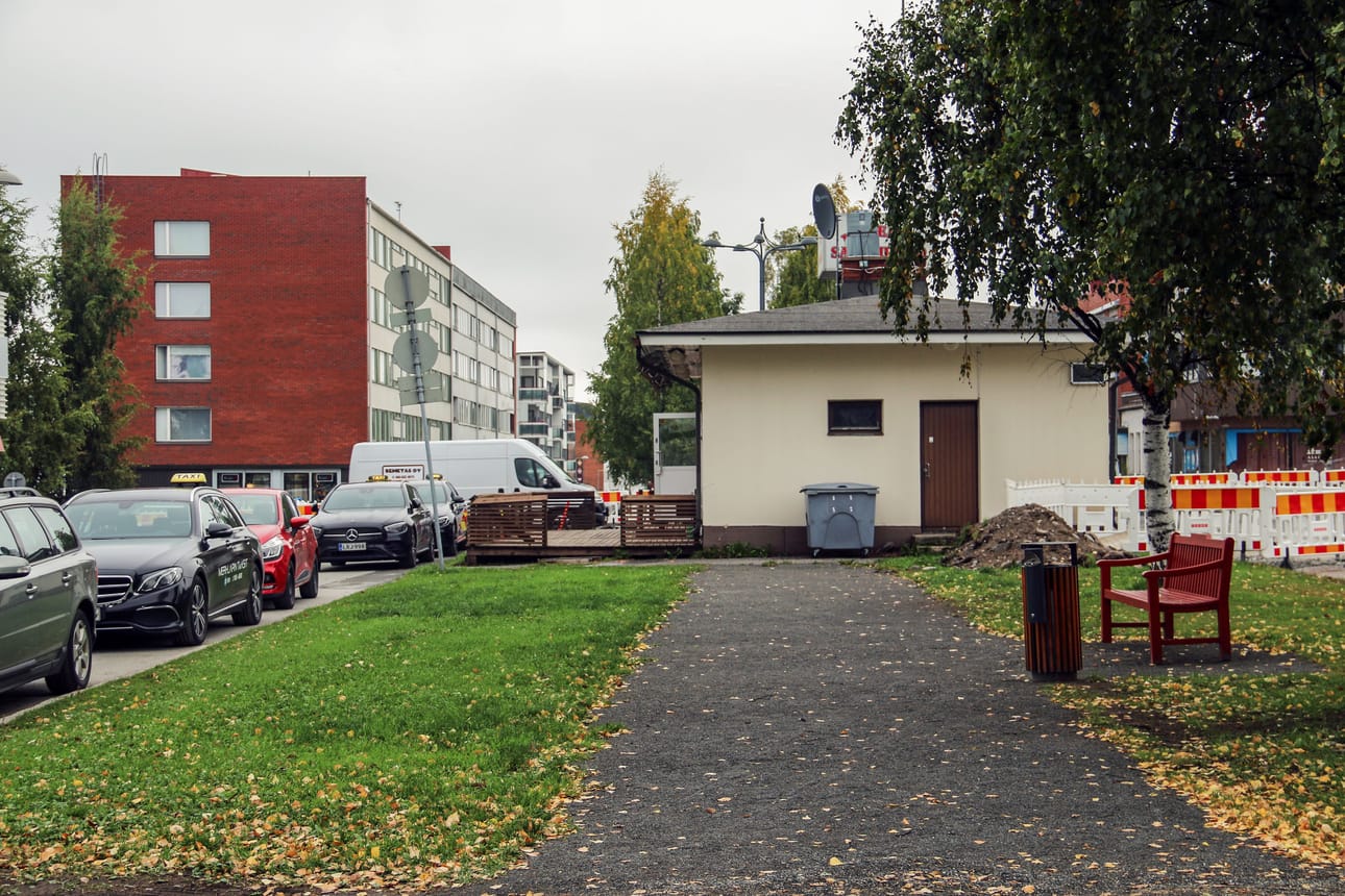 Kemin taksiasema siirtyi elokuun lopulla Keskuspuistokadun ja Meripuistokadun kulmassa sijaitsevaan rakennukseen, jossa on viimeksi toiminut Puistopaviljonki – Pizzeria San Milanon sivutoimipiste vuosia sitten.