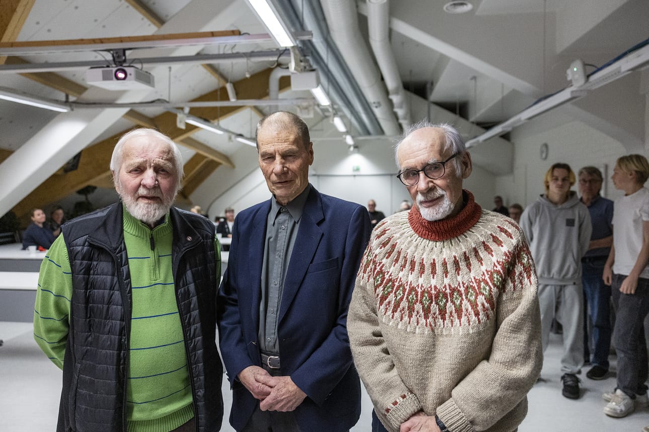 Juhani Okkonen (vas.), Martti Majonen ja Reijo Lampinen olivat kentällä, kun Oulussa pelattiin ensi kertaa pääsarjajalkapalloa.