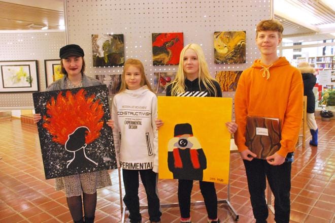 Oona Teerimäki, Elli Rissanen, Sara Pekkala ja Iisakki Kuoppamäki toivat päättötyönsä Pirkanlinnaan. KUVA: EEVA-LIISA KULJU