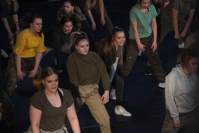 Kipinän kevätnäytöksessä suurimmat tanssiryhmät olivat hip hop -tanssijoita. Jatkotason hiphopparit esittivät vauhdikkaan Leijonakuningas-koreografian. Pauliina Myllärin laatima koreografia kuvasti hienosti viidakon eläimiä. KUVAT: MINNA ANTILA